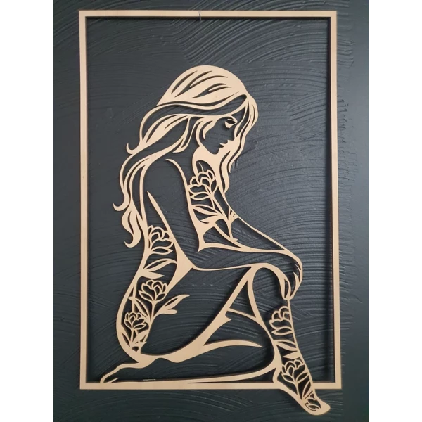 Décoration murale femme fleurie en bois – Silhouette délicate