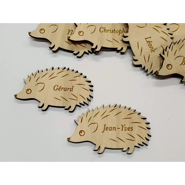Marque-place hérisson bois gravé personnalisé