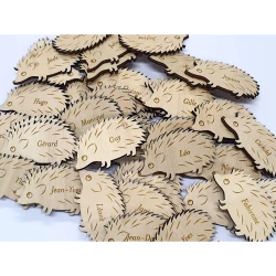 Marque-place hérisson bois gravé personnalisé