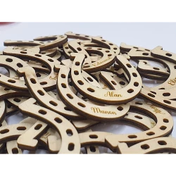 Marque place fer à cheval en bois gravé personnalisé pour mariage - vue de près