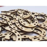 Marque place fer à cheval en bois gravé personnalisé pour mariage - vue de près