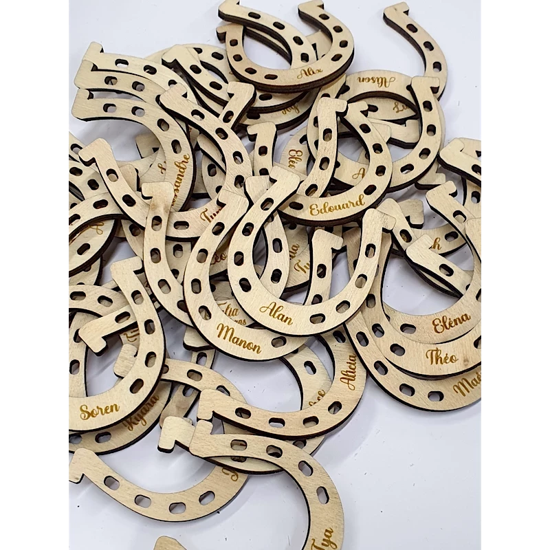 Marque place fer à cheval en bois gravé personnalisé pour mariage