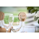 Marque place bois rond pour verre, présentation sur le verre