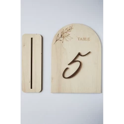 Menu gravé et numéro de table personnalisé en bois