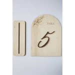 Menu gravé et numéro de table personnalisé en bois