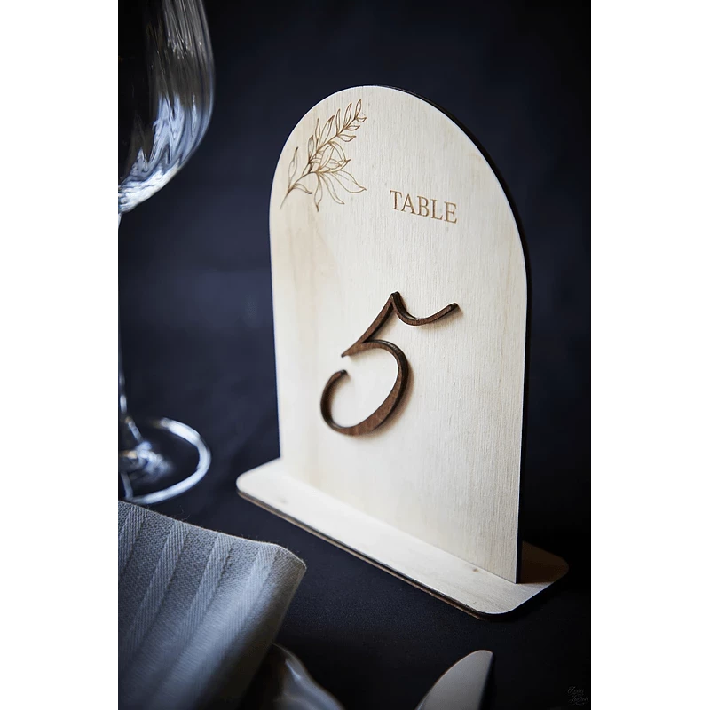 Menu en bois gravé et numéro de table personnalisé