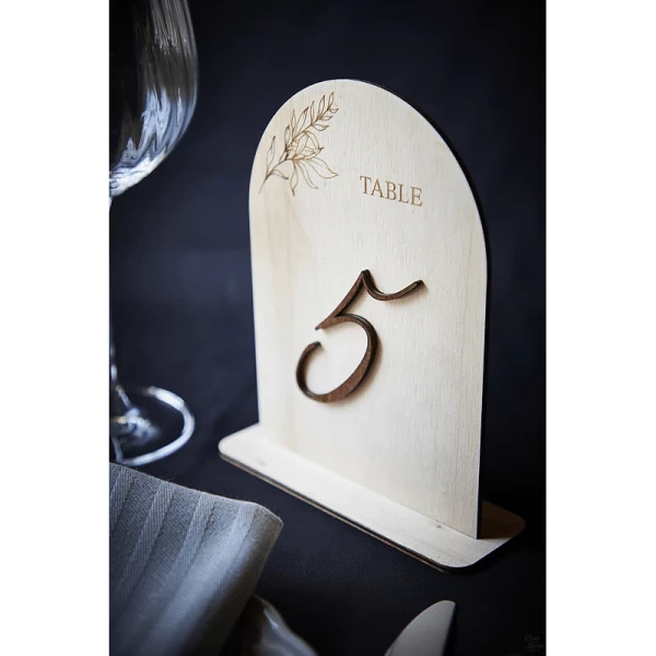 Menu gravé et numéro de table personnalisé en bois
