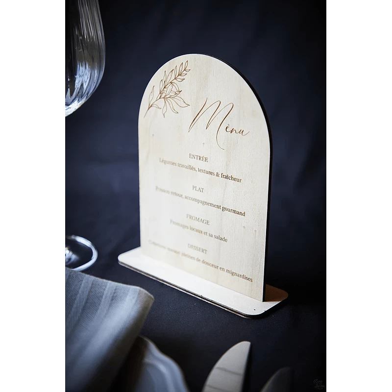 Menu en bois gravé et numéro de table