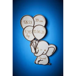 Animaux tenant des ballons : décoration de naissance en bois