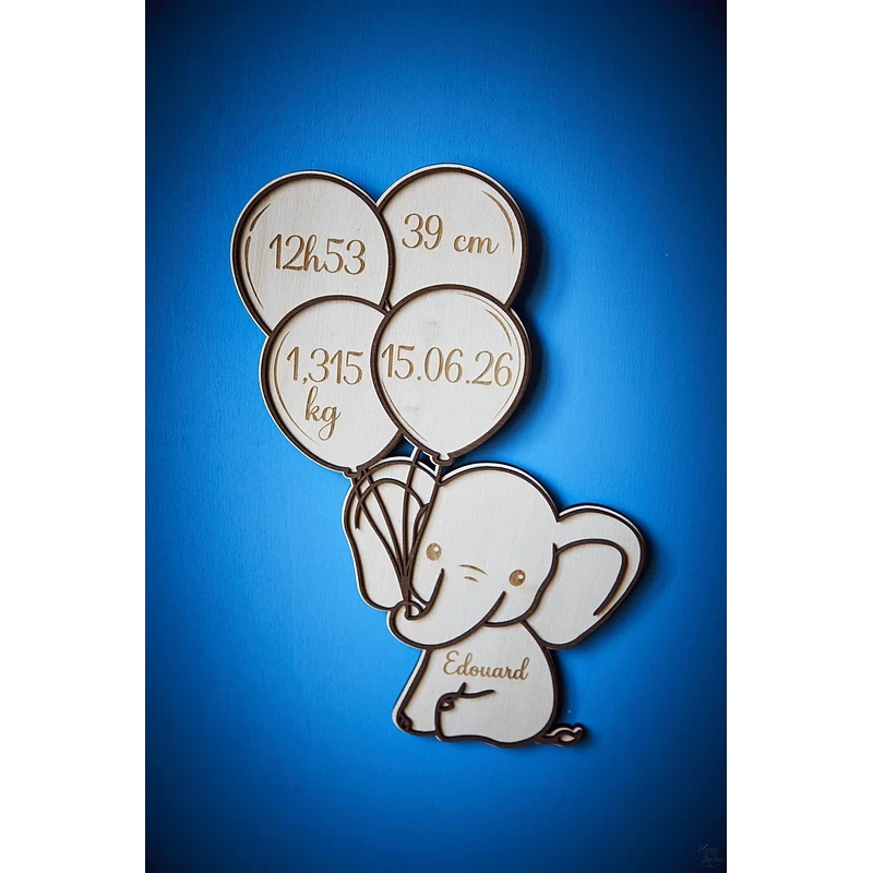 Animaux tenant des ballons : décoration de naissance en bois