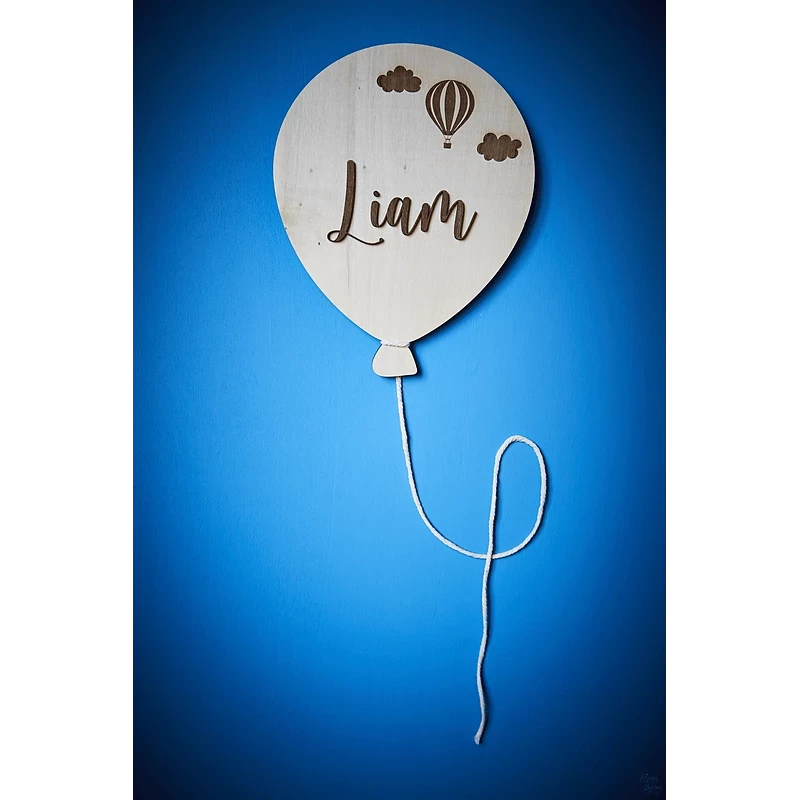 Ballon mural avec cordelette et prénom en relief