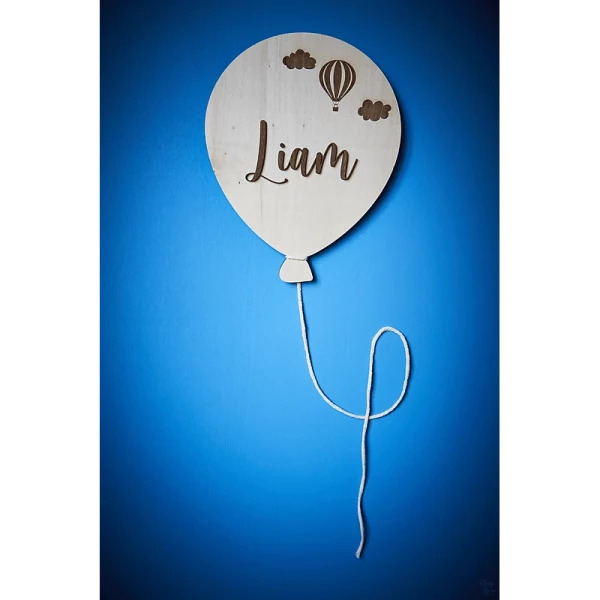 Ballon mural avec cordelette et prénom en relief