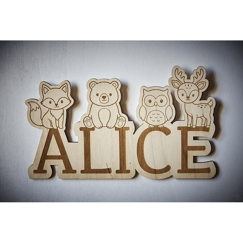 Décoration de porte avec animaux sur les lettres du prénom