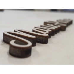 Marque-place prénom en bois  “Marie-Pierre” – vue de très près