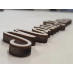 Marque-place prénom en bois  “Marie-Pierre” – vue de très près