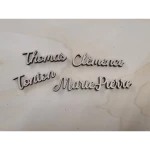 Marque-places prénoms en bois “Thomas”, “Clémence”, “Tonton”, “Marie-Pierre” – vue de près