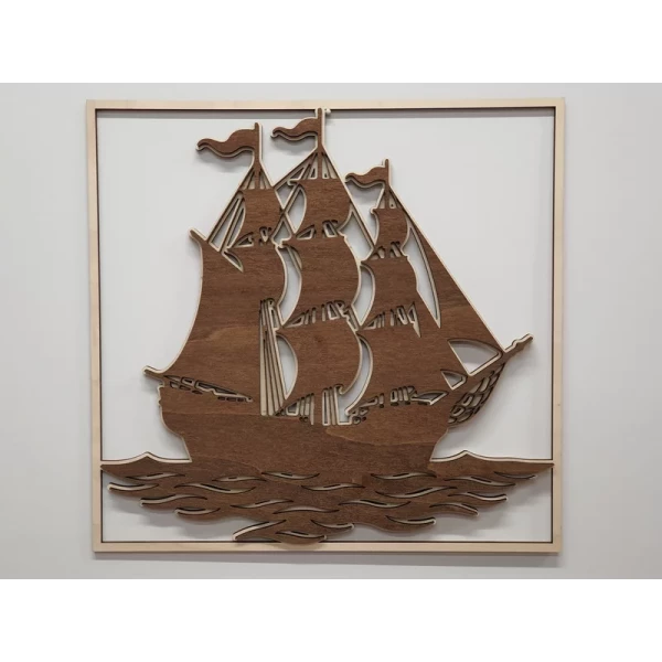 Décoration murale bateau à voiles, présentation sur mur blanc