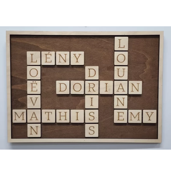 Décoration murale puzzle familial en bois, présenté sur mur blanc