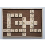 Décoration murale puzzle familial en bois, présenté sur mur blanc