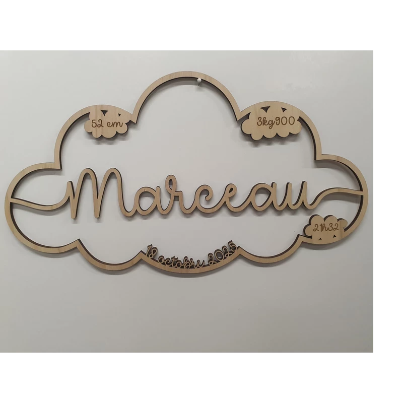 Décoration murale nuage avec prénom et informations de naissance