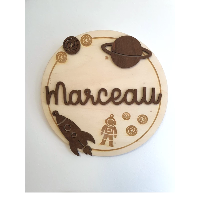 Décoration murale circulaire avec prénom et thème espace