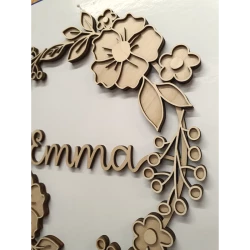 Couronne florale avec prénom "Emma" central - vue de côté