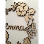 Couronne florale avec prénom "Emma" central - vue de côté