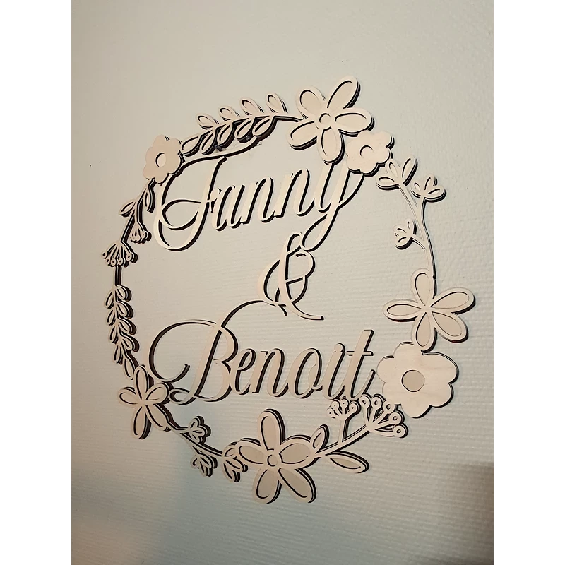 Décoration murale couronne florale bois personnalisée 50 cm